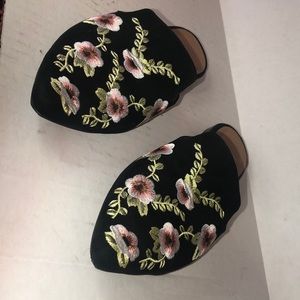 7M embroidered Franco Sarto slide/Mule